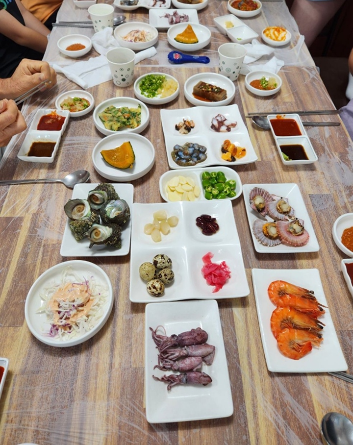 이모의 음식점에는 단체 손님 예약이 잦은 편이다.