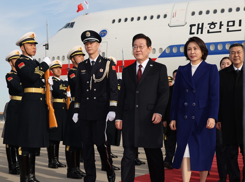 이재명 대통령과 김혜경 여사가 4일 베이징 서우두 공항에 도착한 공군1호기에서 내려 이동하고 있다. 2026.1.4 (ⓒ뉴스1, 무단 전재-재배포 금지)