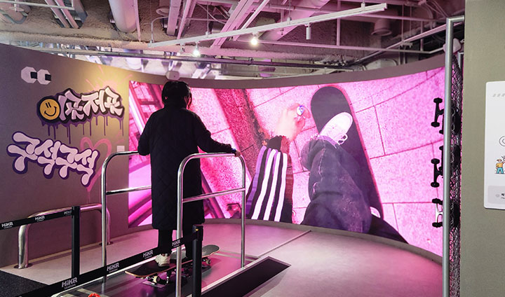 하이커 그라운드에서 체험존을 즐기는 시민의 모습. 입장은 무료로, 우리 문화에 관심 있는 관광객이라면 누구든 자유롭게 즐길 수 있다.