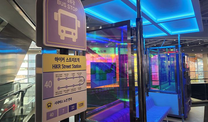 하이커 그라운드는 K-POP, K-컬쳐 등 우리 문화 속에 즐겁게 참여할 수 있는 실내 복합문화 공간이다.