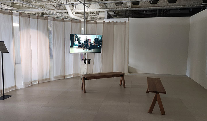 박기웅 창작자의 안동은 '안개'라는 오브제를 테마로 했다. 부드러운 망사천으로 둘러싸인 공간에서 누군가는 그저 천 속을 거닐고, 누군가는 의자에 앉아 쉰다. 작가가 본 안동의 안개는 아토록 자연스럽고, 연결되어 있으며, 부드럽다.