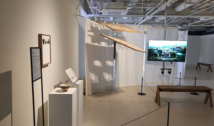 조병수 창작자는 서울의 오브제로 '땅'이라는 테마를 가지고 왔다. 주변과 조화를 이루기 위해 스스로를 낮추는 땅의 건축을 철학으로, 자연스러운 흐름에 집중했다.