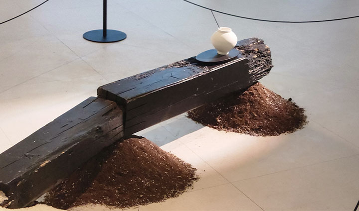 브랜드 '소백'의 달항아리 모티브가 여실히 드러나는 작품. 작가는 한국적인 것은 억지로 복원하는 것이 아니라 그저 나고 자란 환경 그 자체라고 소개한다.