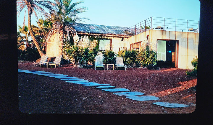 제주라는, 아름다운 섬이 영상과 사운드를 통해 우리에게 한 발 다가온다. 마냥 여행지로만 생각했던 장소와 타인의 진솔한 경험이 만나니 뜻밖의 정겨움이 생겼다.