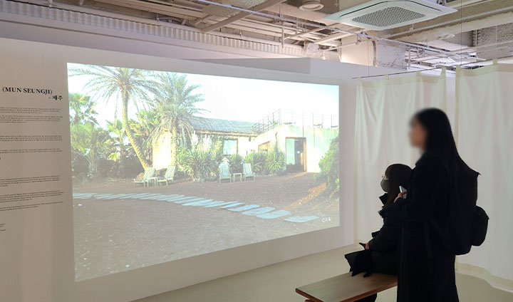 가구 디자이너 문승지 창작자의 지역은 제주. 스크린으로 송출되는 아름다운 풍경과 설명을 듣고 보니, 작가가 만드는 작품 하나하나 속에 유년기 고향의 기억에 스며있음을 깨닫는 계기가 되었다.