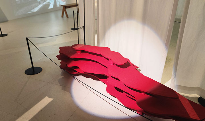 제주 섬의 주상절리가 떠오르는 오브제 '붉은 땅'. 작가는 바닷길을 탐험하던 일상 그 자체가 놀이터였음을 전달한다.