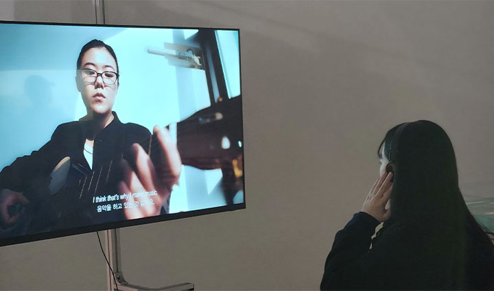 첫번째로 마주한 우리 지역은 '제천'. 싱어송라이터 황소윤 창작자가 소개하는 가치관과 오브제, 영상을 감상할 수 있었다.