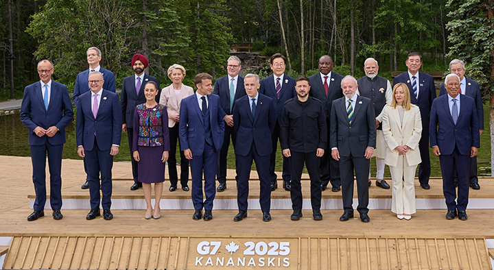 이재명 대통령이 17일(현지시각) 캐나다 앨버타주 캐내내스키스 주요 7개국(G7) 정상회의장에서 G7 및 초청국 정상들과 기념촬영을 하고 있다. 2025.6.19 (ⓒ뉴스1, 무단 전재-재배포 금지)