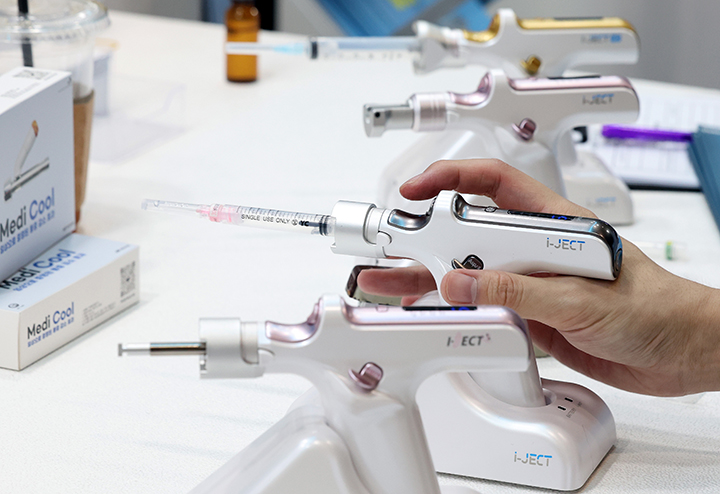 서울 강남구 코엑스에서 열린 '바이오코리아 2025'에서 관람객들이 건 타입의 디지털 무통마취기를 살펴보고 있다. 2025.5.7 (ⓒ뉴스1, 무단 전재-재배포 금지)