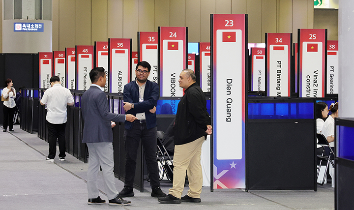 10일 경기 고양 킨텍스에 마련된 수출상담회장에서 해외 바이어와 산단 입주기업이 수출 상담을 하고 있다. 2025.9.10 (사진=저작권자(c) 연합뉴스, 무단 전재-재배포 금지)