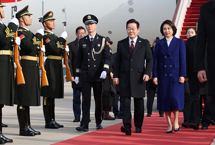 중국을 국빈방문하는 이재명 대통령과 김혜경 여사가 4일 베이징 서우두 공항에 도착한 공군1호기에서 내려 이동하고 있다. 2026.1.4 (사진=저작권자(c) 연합뉴스, 무단 전재-재배포 금지)