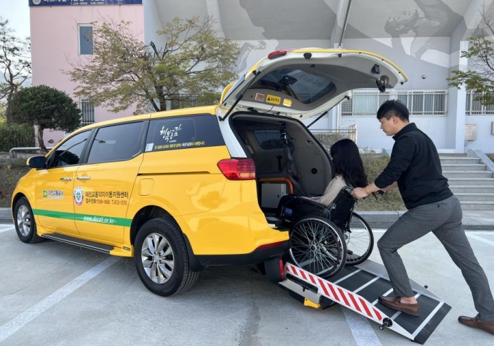장애인콜택시 이용 모습.(ⓒ뉴스1, 무단 전재-재배포 금지)