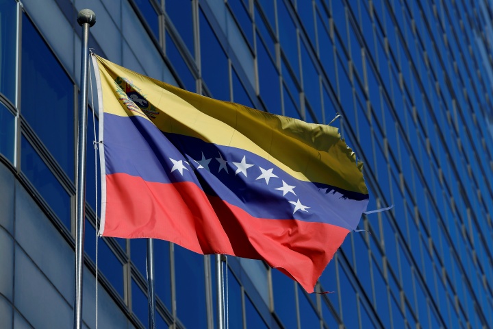 미국이 니콜라스 마두로 베네수엘라 대통령을 마약 혐의로 전격 체포한 가운데 4일 서울 종로구 세종대로 주한 베네수엘라 대사관이 입주한 건물 앞에 베네수엘라 국기가 바람에 휘날리고 있다. 2026.1.4 (ⓒ뉴스1, 무단 전재-재배포 금지)