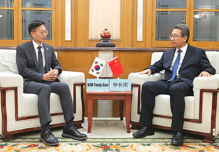 김용선 지식재산처장(왼쪽)과 션창위 중국 국가지식재산국 청장이 지식재산 최고책임자회의를 진행 중이다. 2026.1.4 (사진=지식재산처)