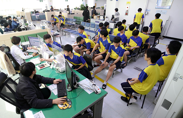 부산 수영구 부산울산지방병무청에서 병역판정검사가 실시된 가운데 입영대상자가 현역대상자들이 신체검사를 받고 있다. 2025.1.14 (ⓒ뉴스1, 무단 전재-재배포 금지)