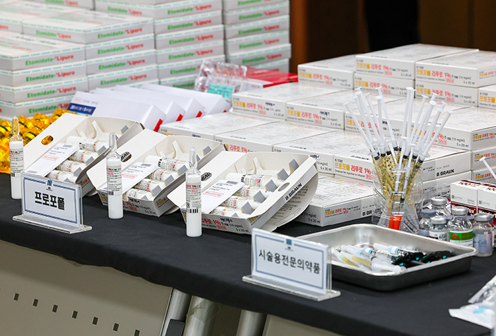 20일 오전 서울 서초구 서울중앙지방검찰청(중앙지검)에서 열린 프로포폴 등 불법투약 전문 의료기관 적발 브리핑에 의약품, 의료폐기물 등 압수품들이 놓여있다. 2024.11.20 (사진=저작권자(c) 연합뉴스, 무단 전재-재배포 금지)