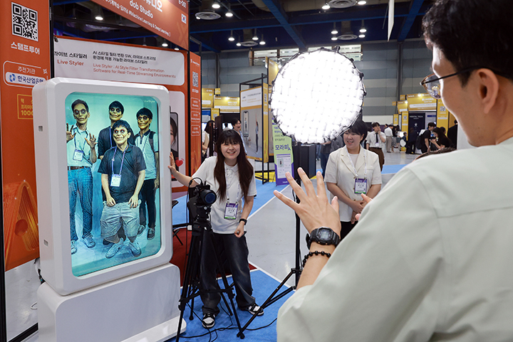 26일 서울 강남구 코엑스에서 개막한 벤처·스타트업 박람회 '넥스트라이즈 2025'에서 관람객들이 실시간 AI 실감화 기술 기반 '라이브 스타일러'를 체험하고 있다. 2025.6.26 (사진=저작권자(c) 연합뉴스, 무단 전재-재배포 금지)