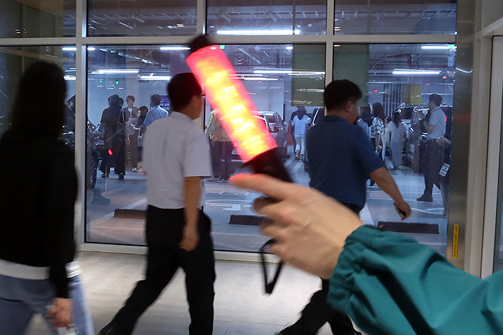 전국에서 공습 상황을 가정한 민방위 훈련 공습경보 사이렌이 울리자 정부세종청사 직원들이 중앙동 지하 주차장으로 대피하고 있다. 2025.8.20 (사진=저작권자(c) 연합뉴스, 무단 전재-재배포 금지)