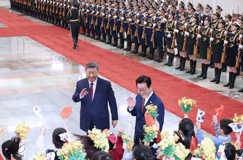 이재명 대통령과 시진핑 중국 국가주석이 5일 베이징 인민대회당에서 열린 이 대통령 공식환영식이 끝난 뒤 어린이들을 향해 손을 흔들고 있다. 2026.1.5(사진=저작권자(c) 연합뉴스, 무단 전재-재배포 금지)