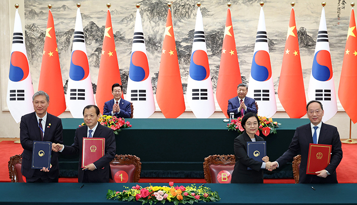 노재헌 주중대사(왼쪽부터)와 류웨이 중국 교통운수부 부장, 한성숙 중기부 장관과 리러칭 중국 공업정보화부 부장이 5일 베이징 인민대회당에서 이재명 대통령과 시진핑 국가주석이 참석한 가운데 각각 교통 분야 협력 및 중소기업과 혁신 분야에 관한 협약식을 하고 있다. 2026.1.5 (사진=저작권자(c) 연합뉴스, 무단 전재-재배포 금지)