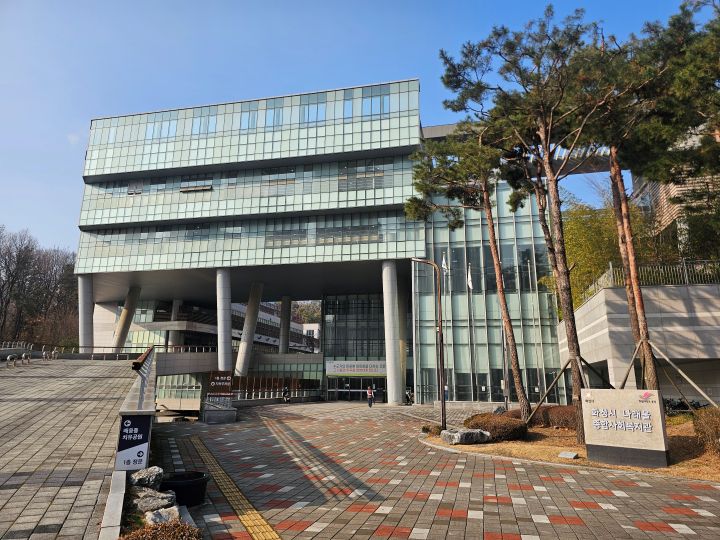 화성시 동탄에 위치한 종합사회복지관인 나래울의 외관. 현재 그냥드림사업은 전국 약 70여개의 센터에서 운영중이다.