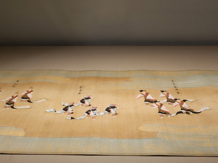 가가쿠는 크게 일본의 전통 악무와 외래 악무로 구성되어 있으며, 좌우로 구분되는 것이 특징이다.