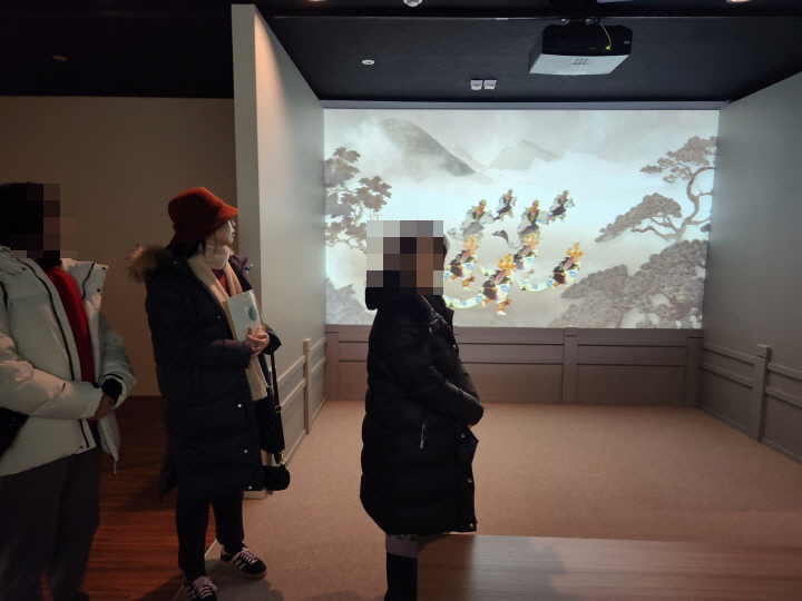 일본 관광객의 관람이 이어지고 있다. 일본의 궁정문화를 서울에서 접하게 되는 낯선 경험에 관심을 드러내고 있다는 반응이다.