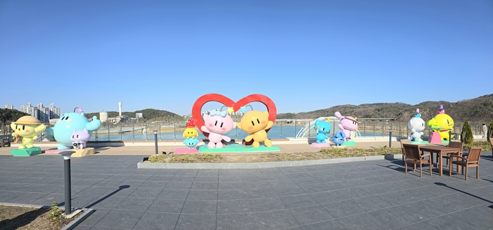 최근 개장한 갑천생태호수공원에 설치된 대전 꿈씨 패밀리 조형물