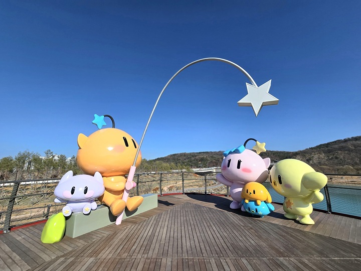 전국 각 지자체에서는 도시 홍보 강화를 위해 지역을 상징하는 캐릭터 조형물을 설치한다.