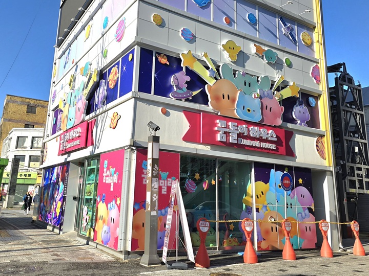 대전역 인근에 있는 꿈돌이 하우스는 꿈씨 패밀리를 주제로 한 복합문화공간으로 카페와 라운지, 전시홍보관, 미디어 아트룸, 한방족욕장 등을 갖추고 대전 관광객들을 맞이하고 있다.