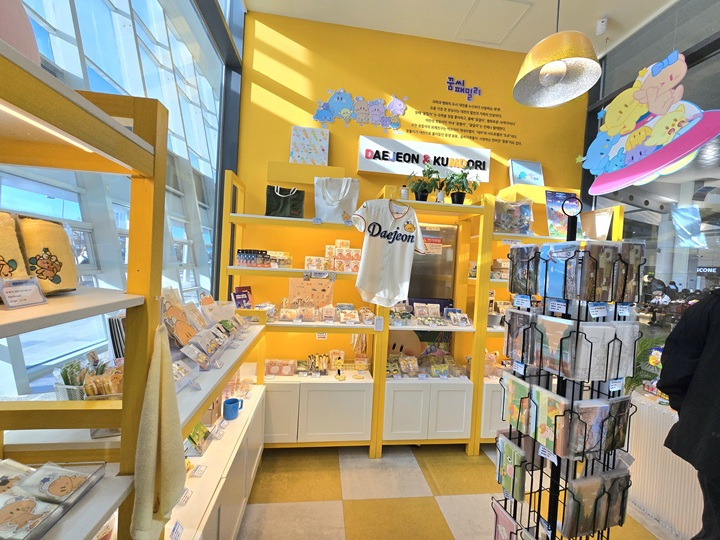 대전역사 내 3층에 있는 꿈돌이와 대전여행은 꿈씨 캐릭터 굿즈 판매 등 홍보 거점 역할을 담당하고 있다.