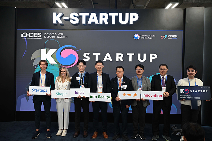 노용석 중소벤처기업부 제1차관이 6일(현지시간) 미국 라스베이거스에서 열린 CES 2026 'K-스타트업 통합관 개관식'에서 참석자들과 기념촬영을 하고 있다. (사진=중소벤처기업부)