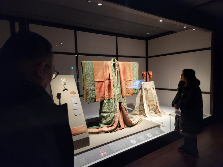 일본의 궁정문화에 대한 관람객의 이해를 돕기 위해 매일 오후 2시 기획전시실3에서 전시 해설을 진행 중이다.