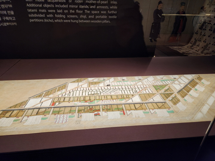 일본의 궁정은 장지문(쇼지)과 병풍이 벽 대신 공간의 경계를 나누는 방식으로 활용되고 있다.