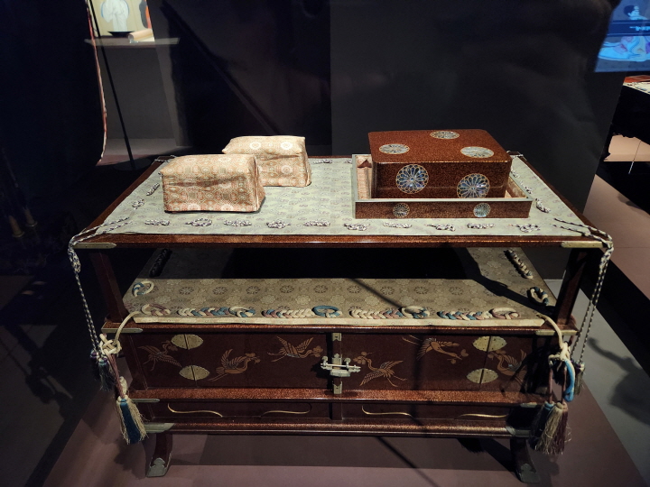 일본의 궁정에서도 좌식 생활을 기본으로 하여 2단 수납장이나 2단 선반 등의 가구가 많다.