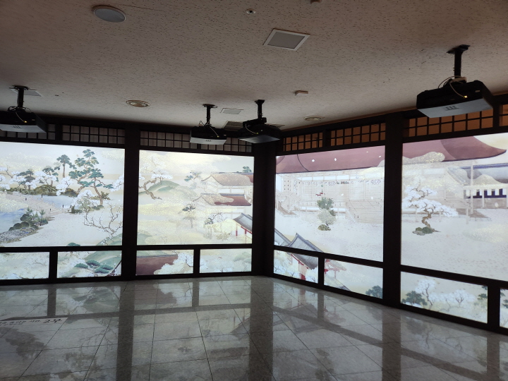 제2전시실 입구에 일본의 사계절을 담은 풍경화가 영상으로 재현되고 있다.
