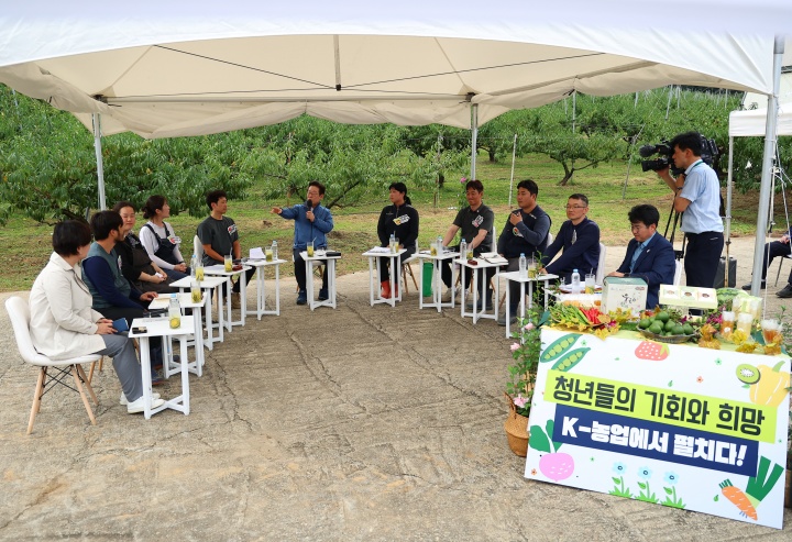 이재명 대통령이 지난 9월 16일 세종시 전동면 조일농원에서 청년 농업인 간담회를 하고 있다. 2025.9.16. (ⓒ연합뉴스, 무단 전재-재배포 금지)