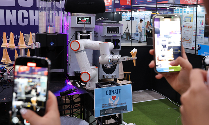 23일 인천 연수구 송도컨벤시아에서 열린 '인천스타트업위크 2025'를 찾은 관람객들이 아이스크림을 만드는 AI 로봇을 보며 신기해하고 있다. 2025.9.23 (사진=저작권자(c) 연합뉴스, 무단 전재-재배포 금지)