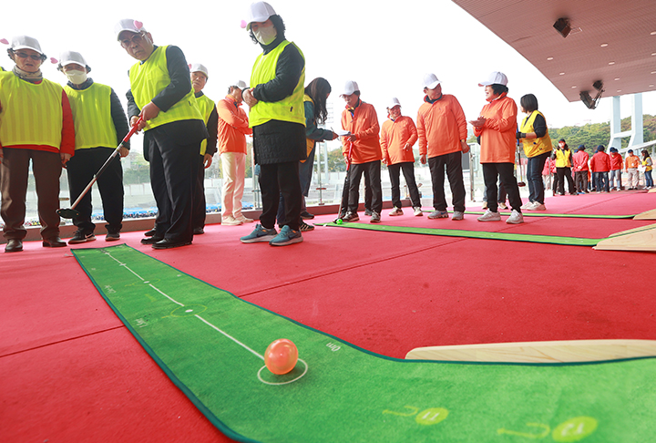지난해 10월 31일 서울 용산구 효창운동장에서 열린 '제25회 대한노인회 서울시연합회 시니어 올림픽'에서 어르신들이 파크골프 경기를 하고 있다.(사진=저작권자(c) 연합뉴스, 무단 전재-재배포 금지)