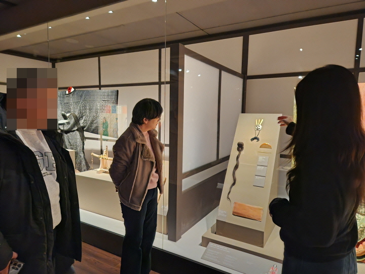 일본 궁정문화의 단면을 보여주는 화려한 복식이 관람객들의 시선을 끌고 있다.