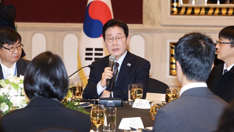 중국을 국빈방문 중인 이재명 대통령이 7일 상하이시에서 열린 순방기자단 오찬간담회에서 발언하고 있다. 2026.1.7(ⓒ뉴스1, 무단 전재-재배포 금지)