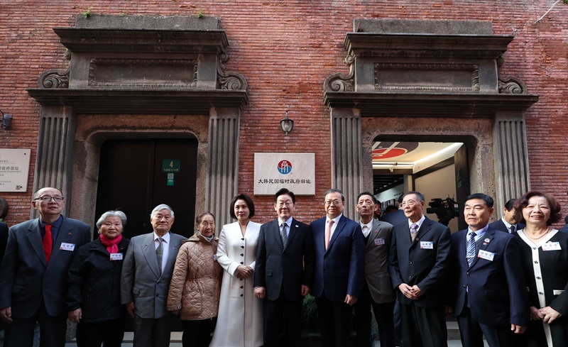 이재명 대통령과 김혜경 여사가 7일 오후 상하이 임시정부청사 기념관에서 열린 대한민국 임정 상하이 청사 100년 기념식에서 기념 사진을 촬영하고 있다. 2026.1.7(ⓒ뉴스1, 무단 전재-재배포 금지)