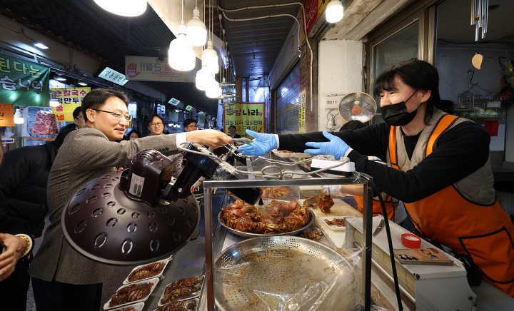 임광현 국세청장이 6일 경기도 수원시 못골시장을 방문해 상인과 대화하고 있다(국세청 제공).