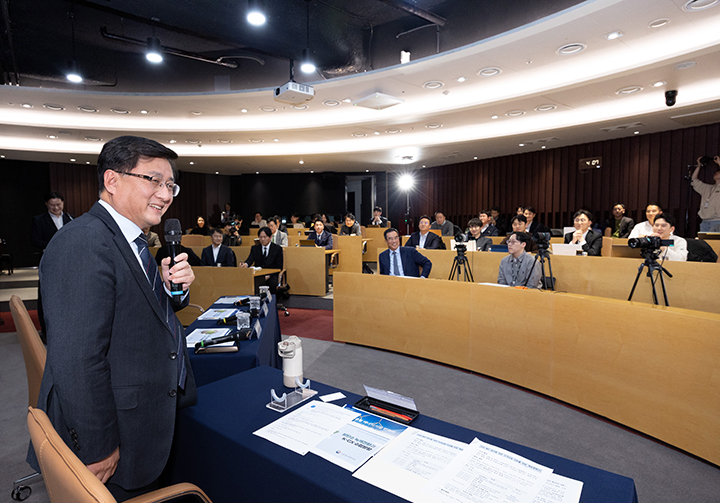 김성환 기후에너지환경부 장관이 녹색금융 타운홀 미팅에서 국가 온실가스 감축목표(NDC) 달성과 녹색전환(K-GX) 촉진을 위한 금융의 역할에 대해 논의하고 있다. 2025.11.26 (ⓒ뉴스1, 무단 전재-재배포 금지)