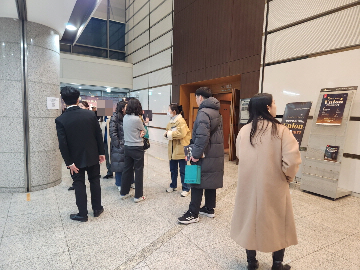 「음악으로 하나되는 Union Concert」를 관람하러 온 사람들이 로비에서 기념 촬영하고 있다.