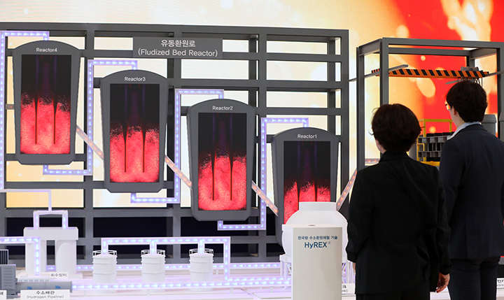 부산 해운대구 벡스코 제1전시장에서 열린 '2024 기후산업국제박람회'에서 관람객들이 포스코그룹 부스를 찾아 하이렉스(HyREX) 모형을 살펴보고 있다.2024.9.4.(ⓒ뉴스1, 무단 전재-재배포 금지)
