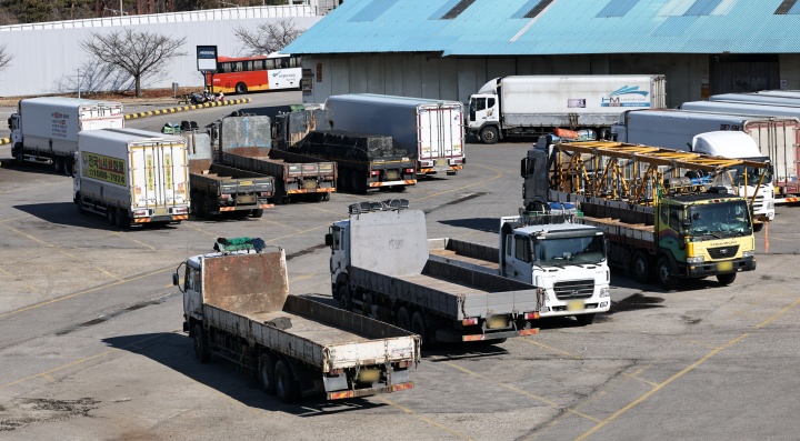 화물차 '안전운임제'가 3년 한시 연장으로 재도입된 1일 서울 양천구 서부트럭터미널에 화물차가 주차돼 있다. 2026.1.1.(ⓒ연합뉴스, 무단 전재-재배포 금지)