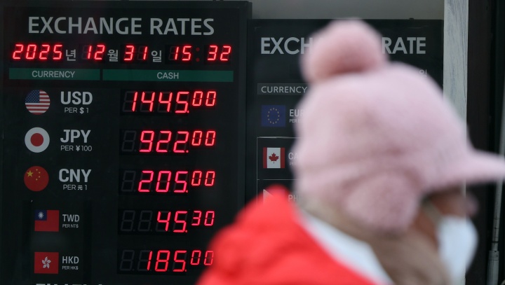 31일 서울 중구 명동의 한 환전소 앞 전광판에 환율이 표시되고 있다. 2025.12.31 (ⓒ뉴스1, 무단 전재-재배포 금지)