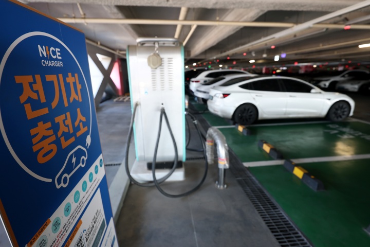 서울 한 대형마트 전기차 충전소. 2026.1.2.(ⓒ연합뉴스, 무단 전재-재배포 금지)