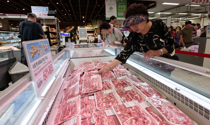 서울 이마트 용산점에서 고객들이 삼겹살을 구매하고 있다. 2025.7.29. (ⓒ뉴스1, 무단 전재-재배포 금지)